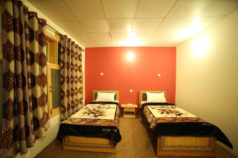 Eden Lake View Hotel Karimabad  Extérieur photo